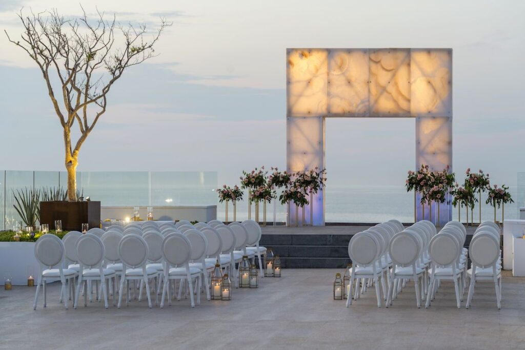 Sitting Arrangement for an Outdoor Wedding